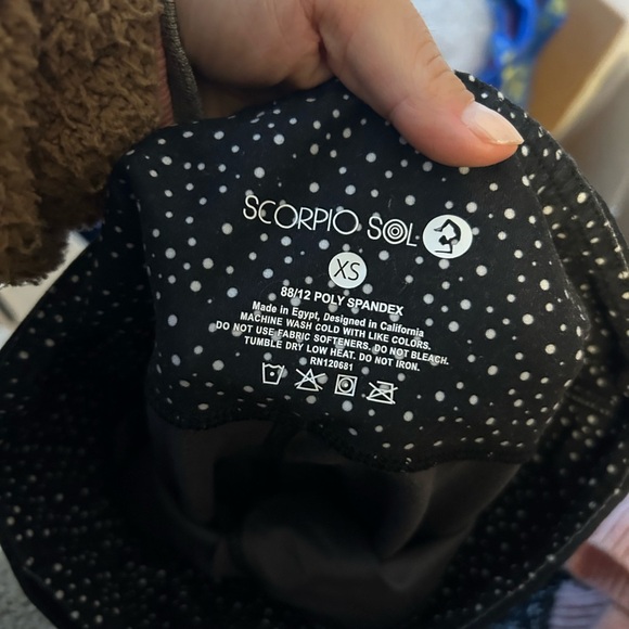 Scorpio Sol Tropical Cropped Active Leggings - Picture 3 of 3